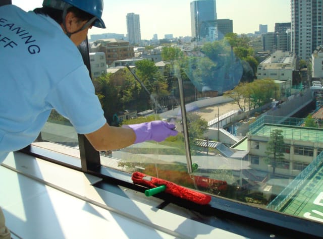 写真：建物内で窓ガラスの清掃をしている様子(1)